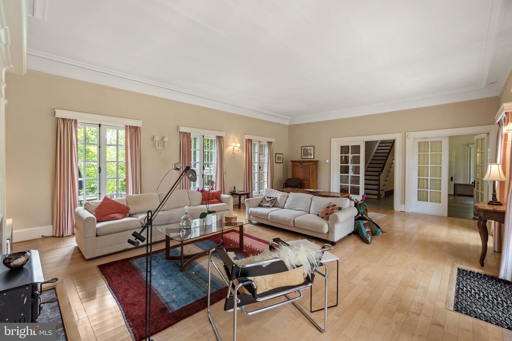 1901 Dixon Road Baltimore, MD 21209 - Photo 11 of 54 Living room