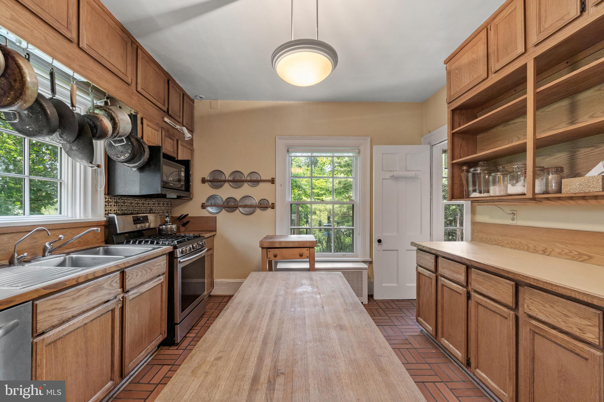 1901 Dixon Road Baltimore, MD 21209 - Photo 15 of 54 Kitchen