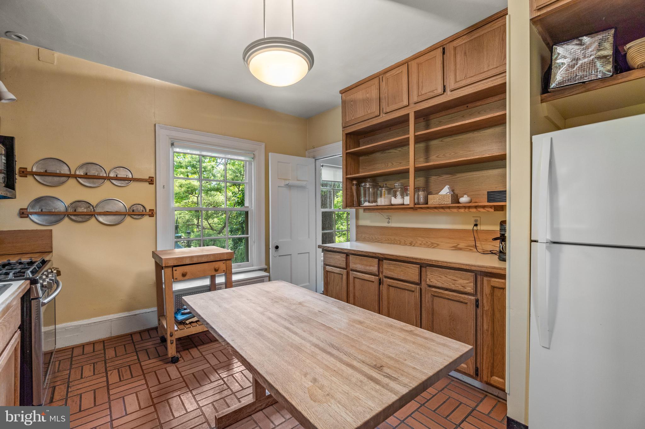 1901 Dixon Road Baltimore, MD 21209 - Photo 16 of 54 Kitchen