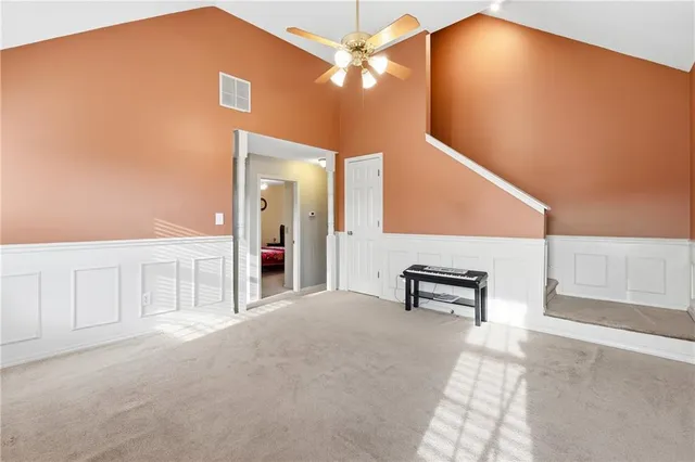 a view of livingroom with furniture and ceiling fan