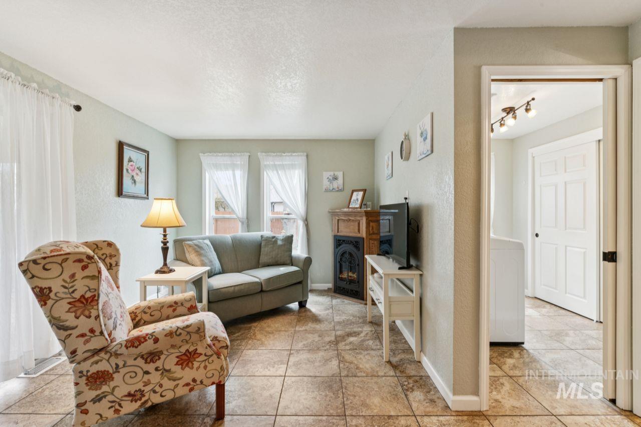 4093 North Marylebone Way Boise, ID 83713 - Photo 14 of 48 Living area featuring a textured ceiling and washer / dryer