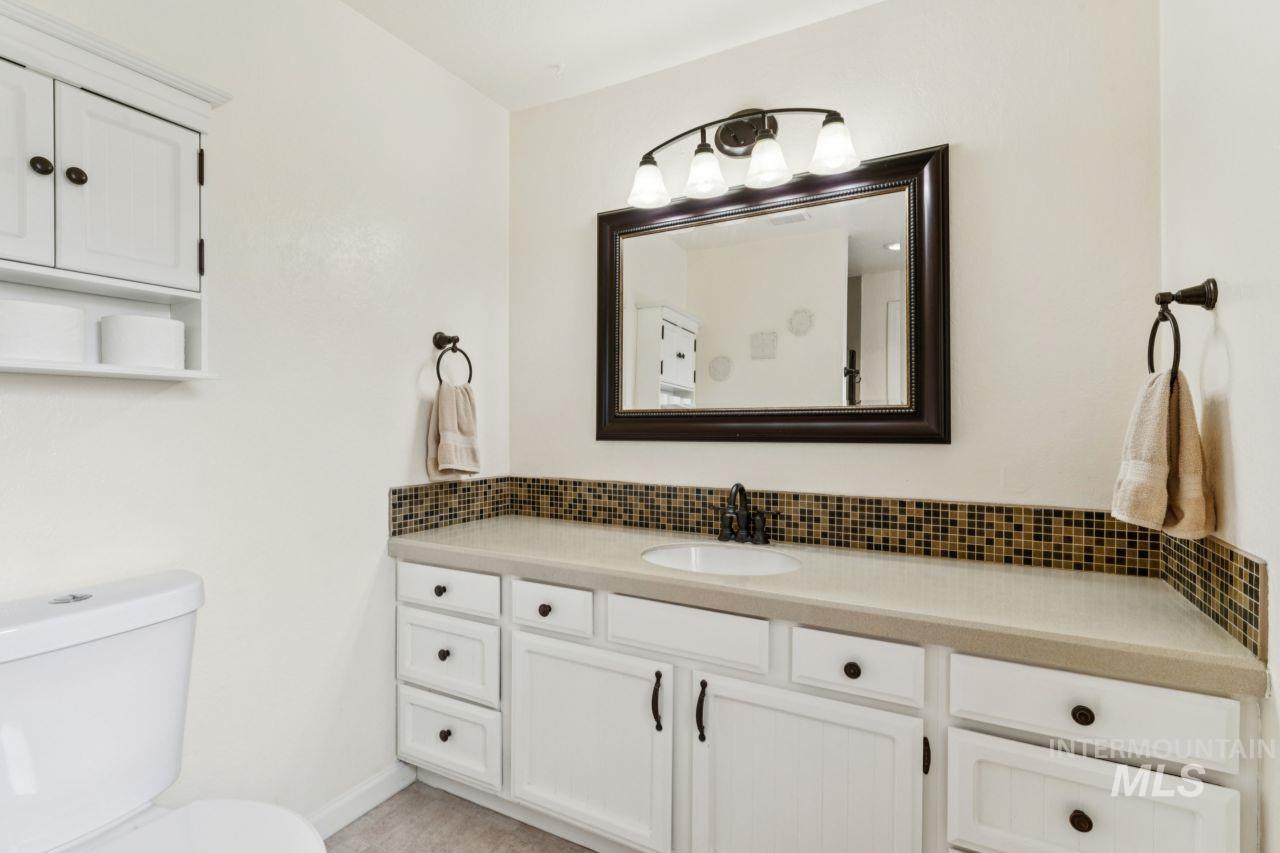 4093 North Marylebone Way Boise, ID 83713 - Photo 22 of 48 Bathroom with vanity and tasteful backsplash