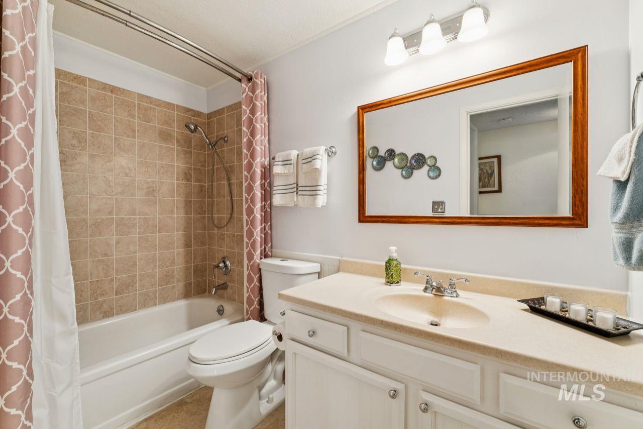 4093 North Marylebone Way Boise, ID 83713 - Photo 26 of 48 Full bathroom with vanity and shower / bath combo