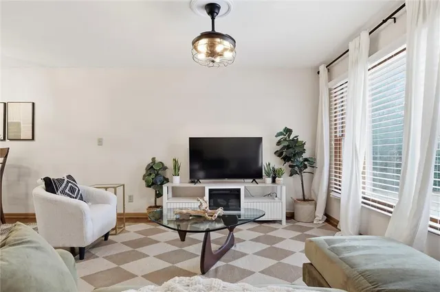 $339,500 | 927 West 78th Street, Kansas City, MO 64114