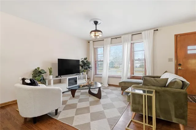 $339,500 | 927 West 78th Street, Kansas City, MO 64114