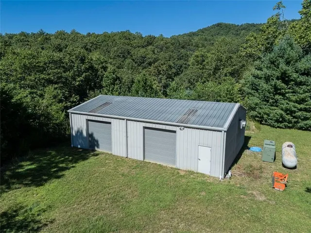 a view of a backyard