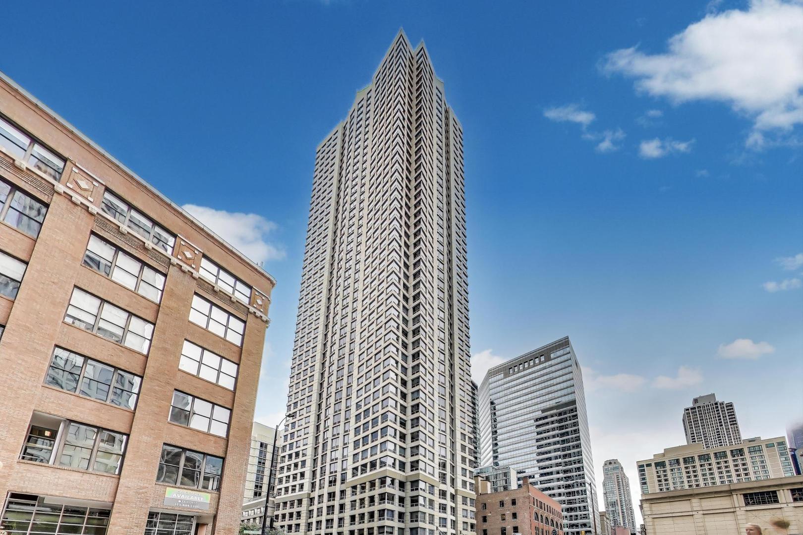 440 North Wabash Avenue, Unit 1605 Chicago, IL 60611 - Photo 2 of 53 a view of a large building