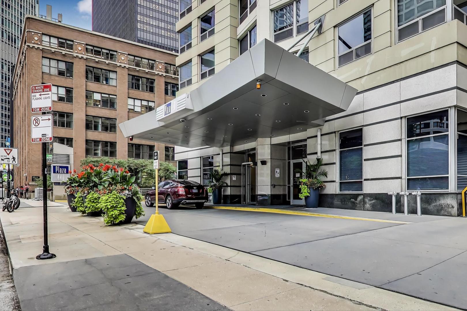 440 North Wabash Avenue, Unit 1605 Chicago, IL 60611 - Photo 5 of 53 a view of tall building with street