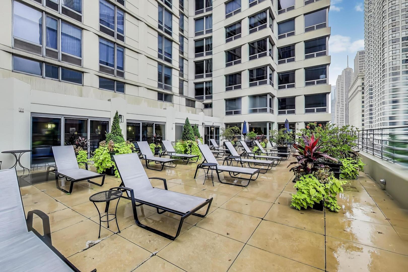 440 North Wabash Avenue, Unit 1605 Chicago, IL 60611 - Photo 51 of 53 a view of a building with sitting area