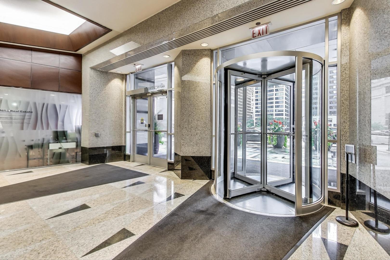 440 North Wabash Avenue, Unit 1605 Chicago, IL 60611 - Photo 9 of 53 a spacious bathroom with a tub and a large mirror