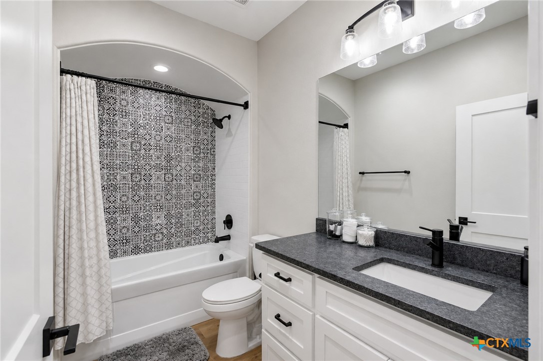 502 Townhall Lane Victoria, TX 77904 - Photo 21 of 35 Second bath