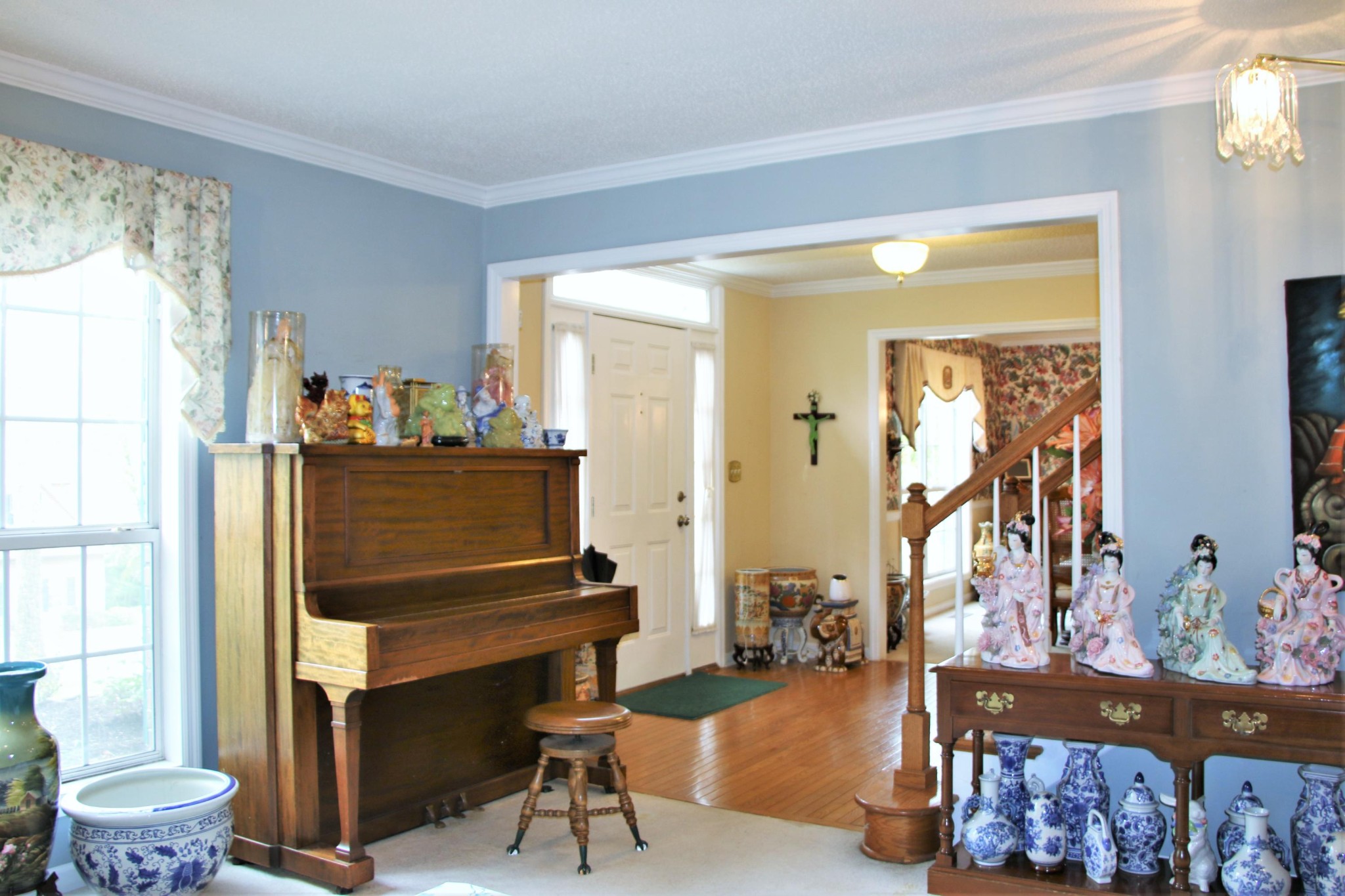 100 Nathan Lane Oak Ridge, TN 37830 - Photo 9 of 20 a living room with furniture and a window