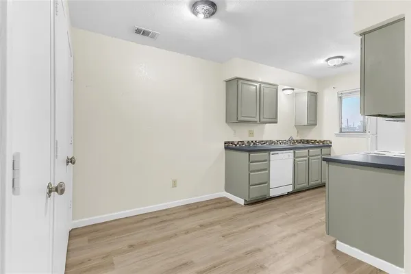 $1,200 | 211 West Trinity Street, Unit D, Forney, TX 75126