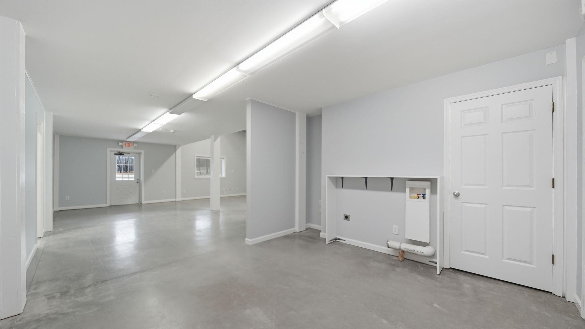 8637 Highway 59 Burlison, TN 38015 - Photo 17 of 37 an empty room with windows and closet