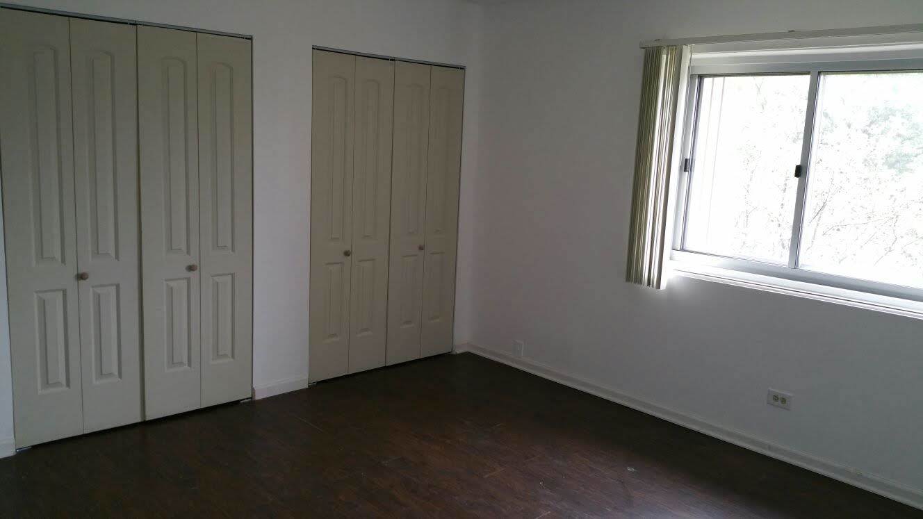 3220 Sanders Road, Unit 3B Northbrook, IL 60062 - Photo 6 of 11 a view of an empty room with a window