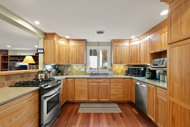 $749,999 | 320 Pillings Pond Road, Lynnfield, MA 01940