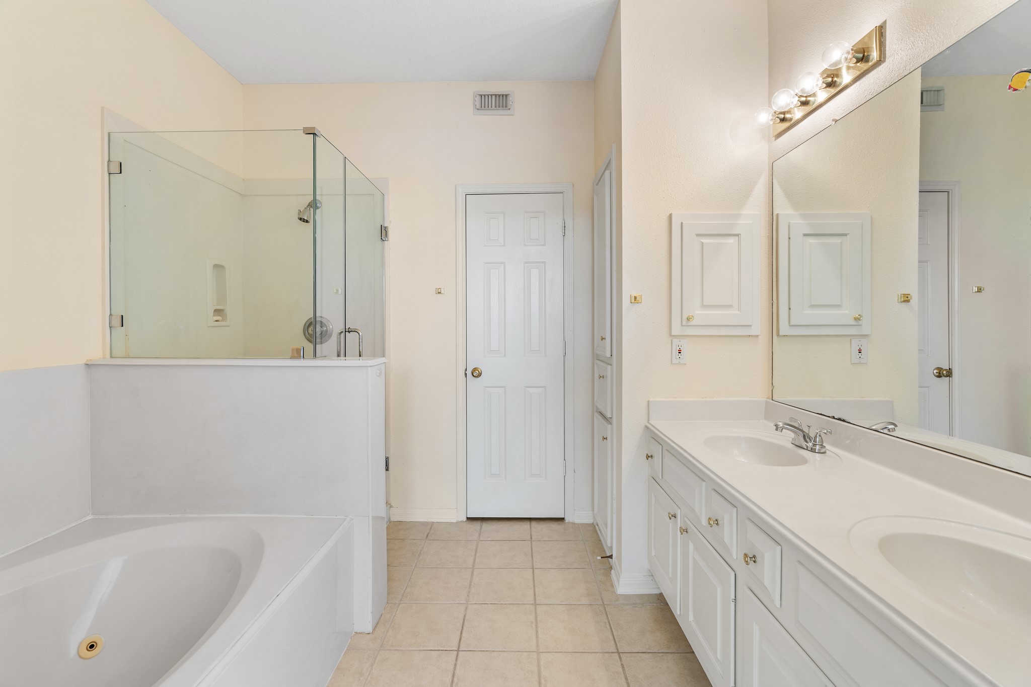 14420 Walters Road, Unit 20 Houston, TX 77014 - Photo 14 of 27 primary bath
