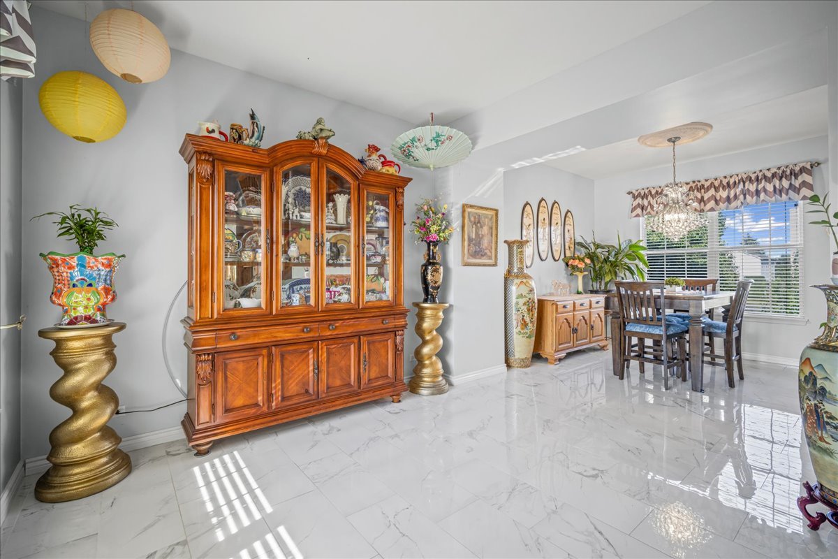 345 Kestrel Lane Lindenhurst, IL 60046 - Photo 3 of 24 a living room with furniture and a dining table