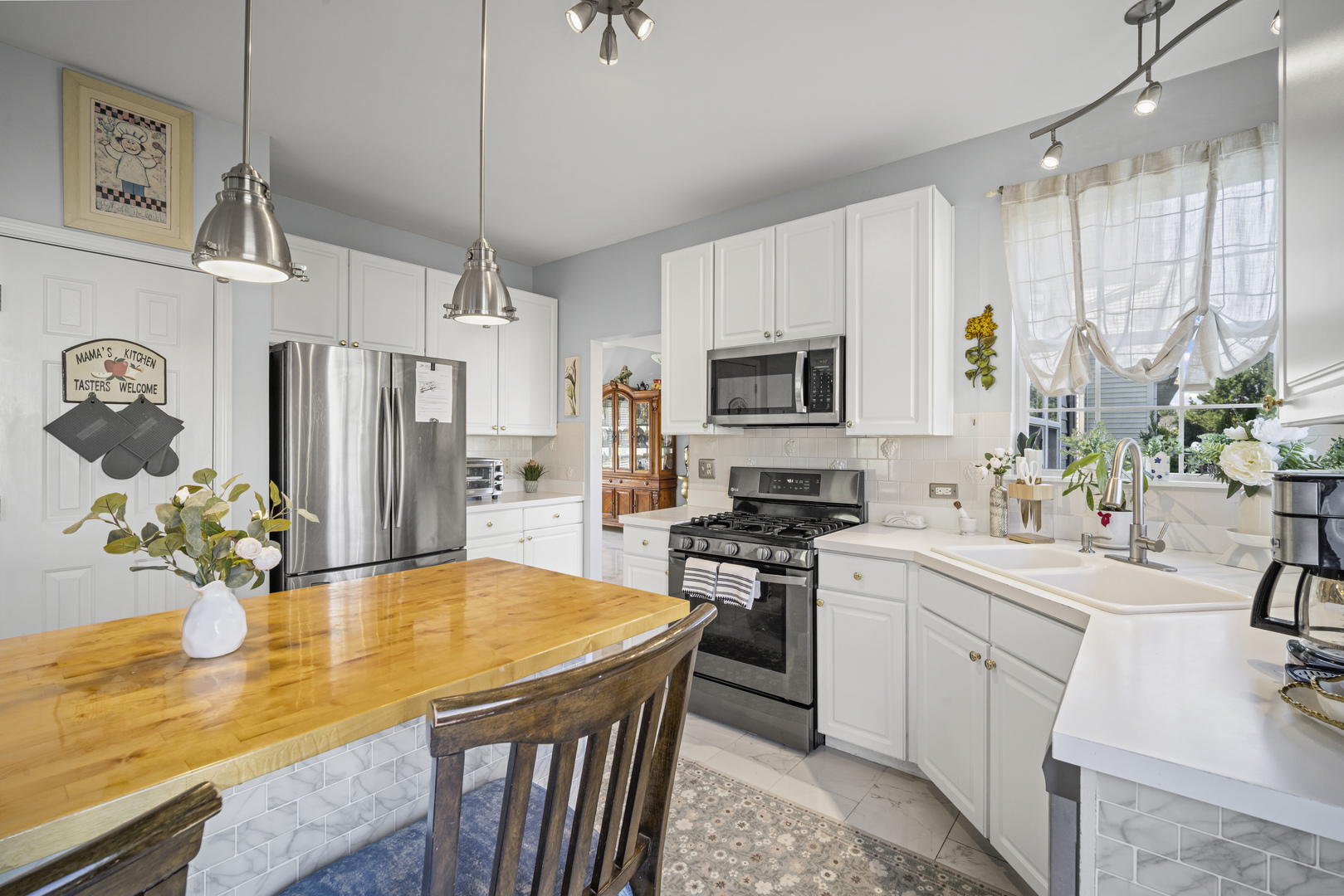 345 Kestrel Lane Lindenhurst, IL 60046 - Photo 7 of 24 a kitchen with stainless steel appliances a sink stove and refrigerator