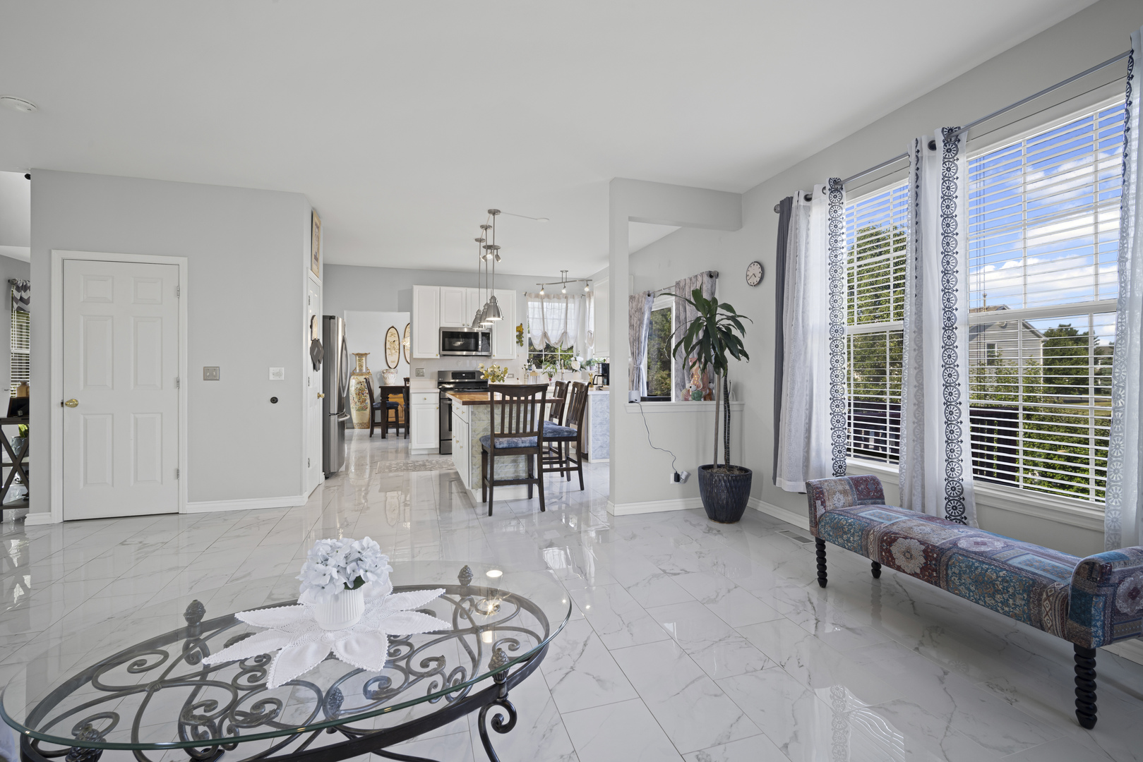 345 Kestrel Lane Lindenhurst, IL 60046 - Photo 10 of 24 a view of a livingroom with furniture and a window