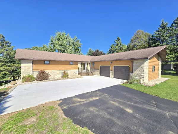 $425,000 | W2102 Highway 44, Markesan, WI 53946