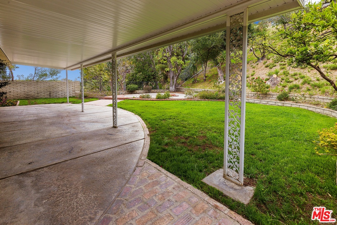 3333 Brace Canyon Road Burbank, CA 91504 - Photo 4 of 25