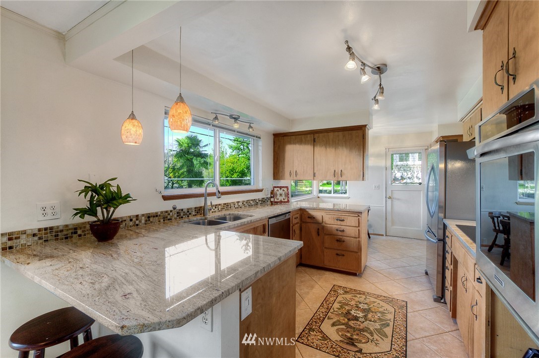 17901 Riviera Place Southwest Normandy Park, WA 98166 - Photo 6 of 24 Gallery Image 6