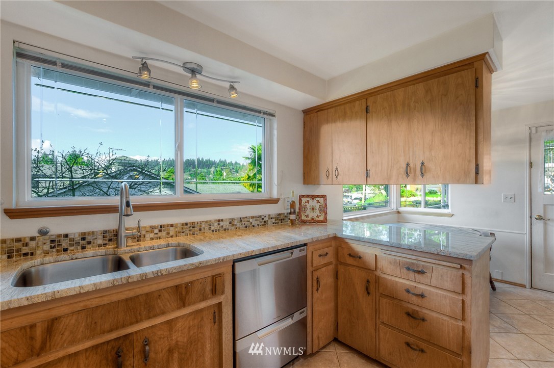 17901 Riviera Place Southwest Normandy Park, WA 98166 - Photo 7 of 24 Gallery Image 7