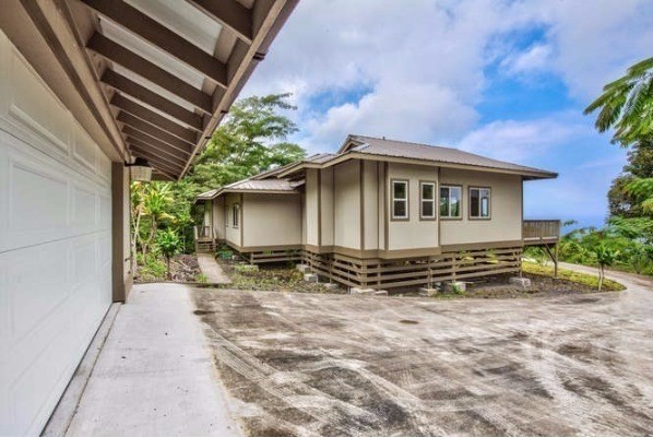 87-410 Kaohe Mauka Road Captain Cook, HI 96704 - Photo 27 of 29 a front view of a house with a garden