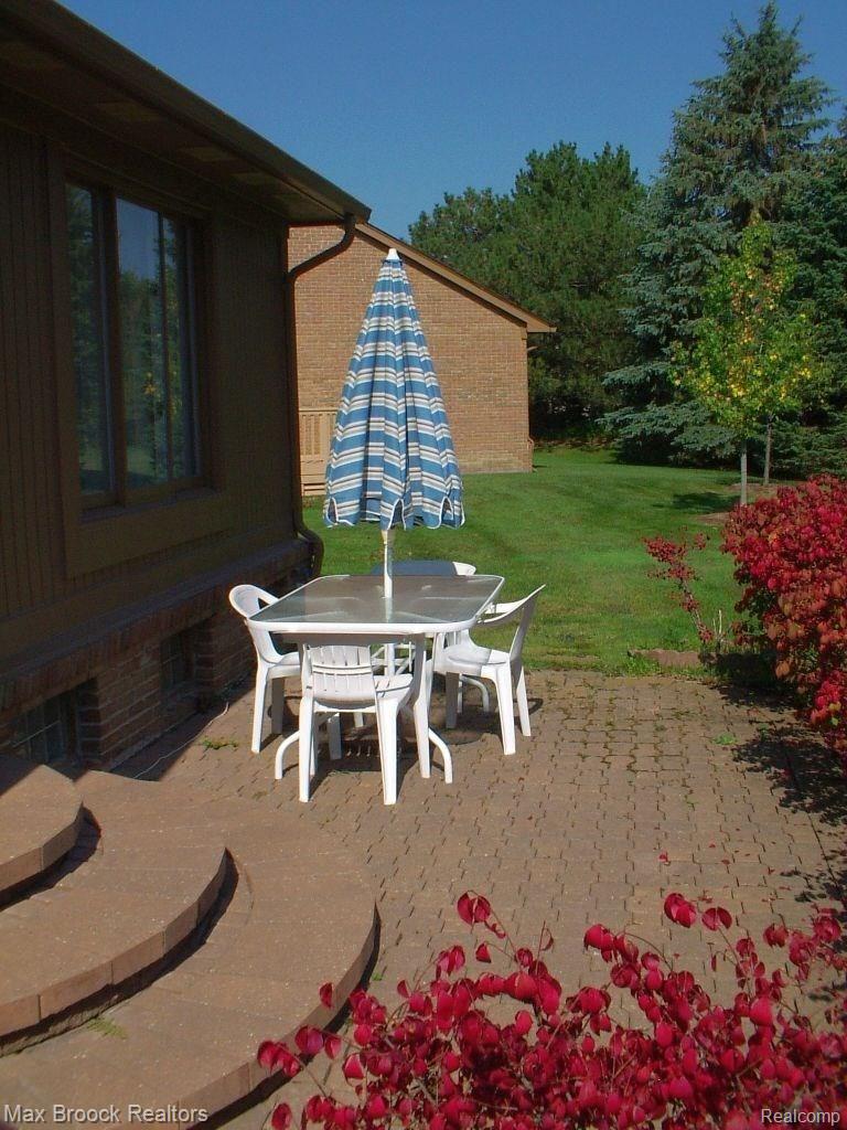 2211 London Bridge Drive, Unit 86 Rochester, MI 48307 - Photo 4 of 26 Rear patio.jpg