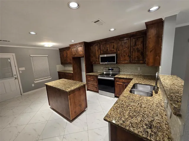 $2,400 | 700 White Fields Way, Arlington, TX 76002