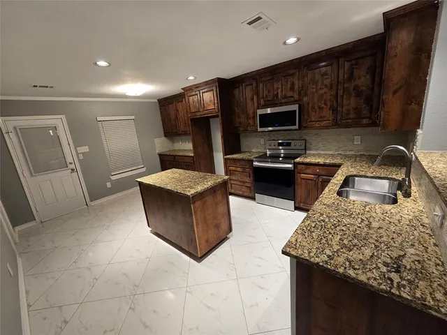 $2,400 | 700 White Fields Way, Arlington, TX 76002