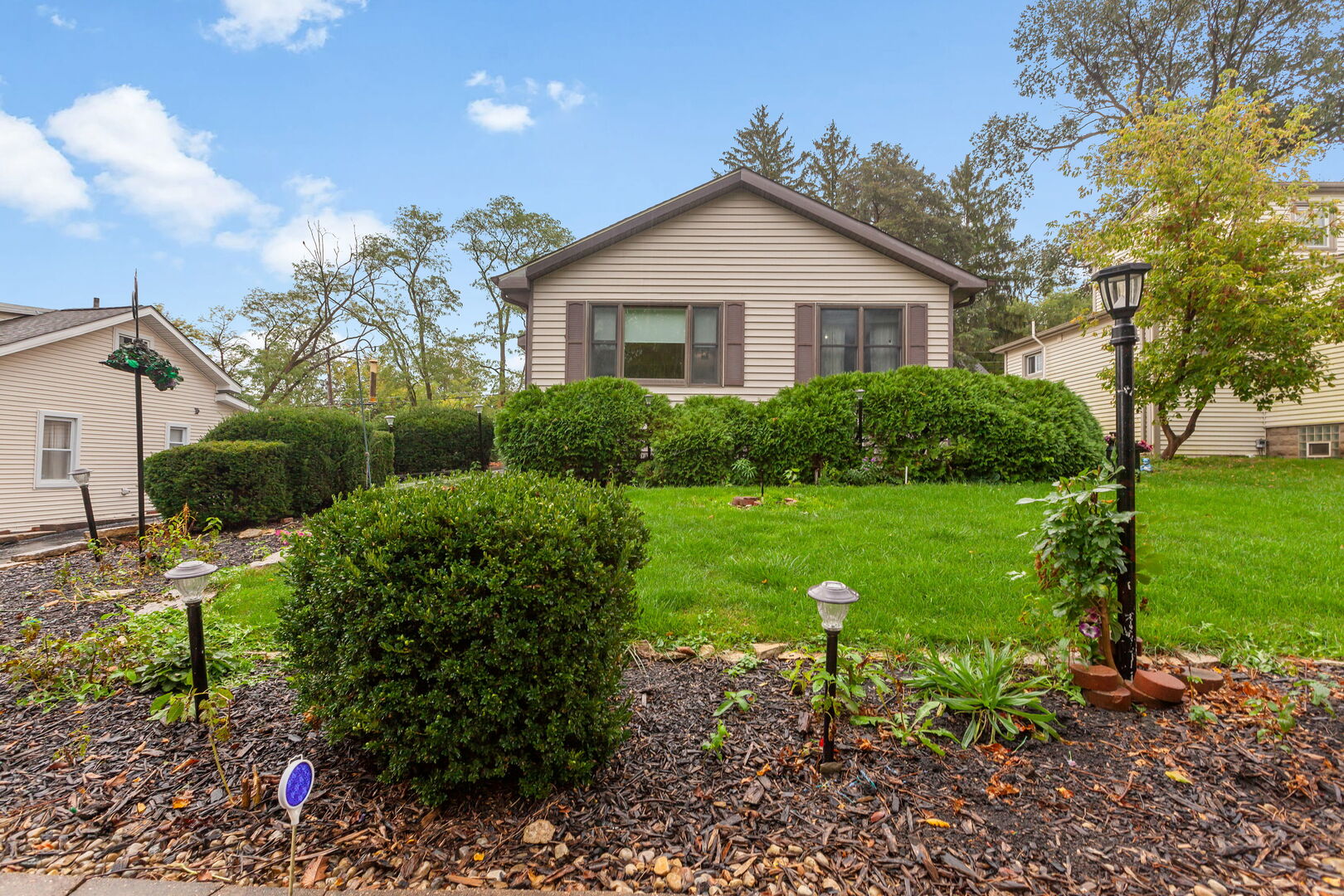 a view of a house with backyard and garden