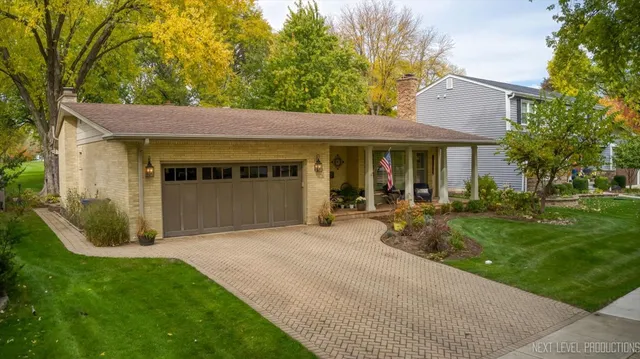 $1,025,000 | 609 Bowling Green Court, Naperville, IL 60563