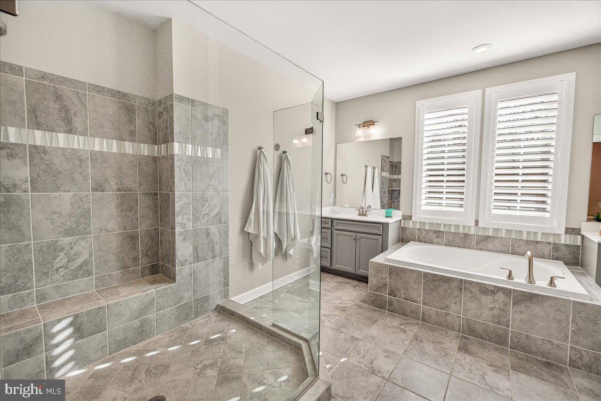 5487 Tallyn Ridge Drive Frederick, MD 21704 - Photo 31 of 80 a spacious bathroom with a bathtub and a sink
