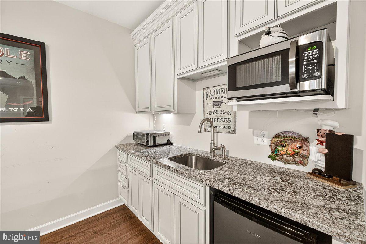5487 Tallyn Ridge Drive Frederick, MD 21704 - Photo 54 of 80 a kitchen with stainless steel appliances granite countertop a sink and a microwave