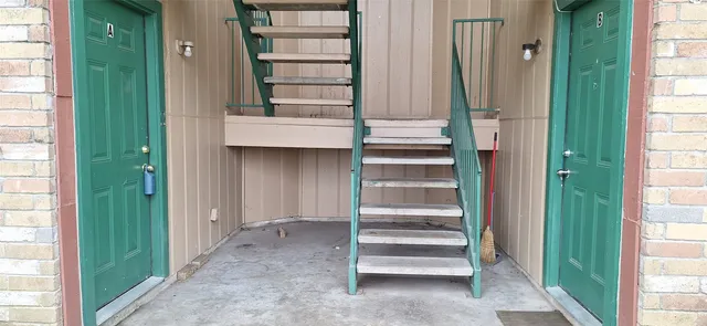 a view of entryway with a front door