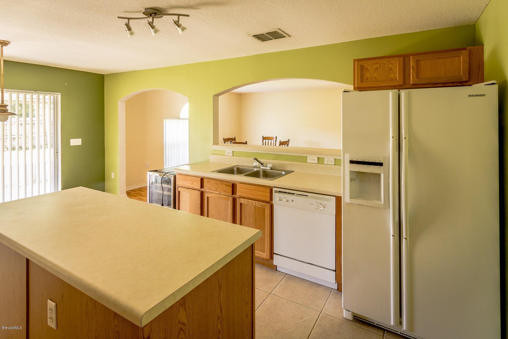 4785 Elena Way Melbourne, FL 32934 - Photo 4 of 19 Kitchen