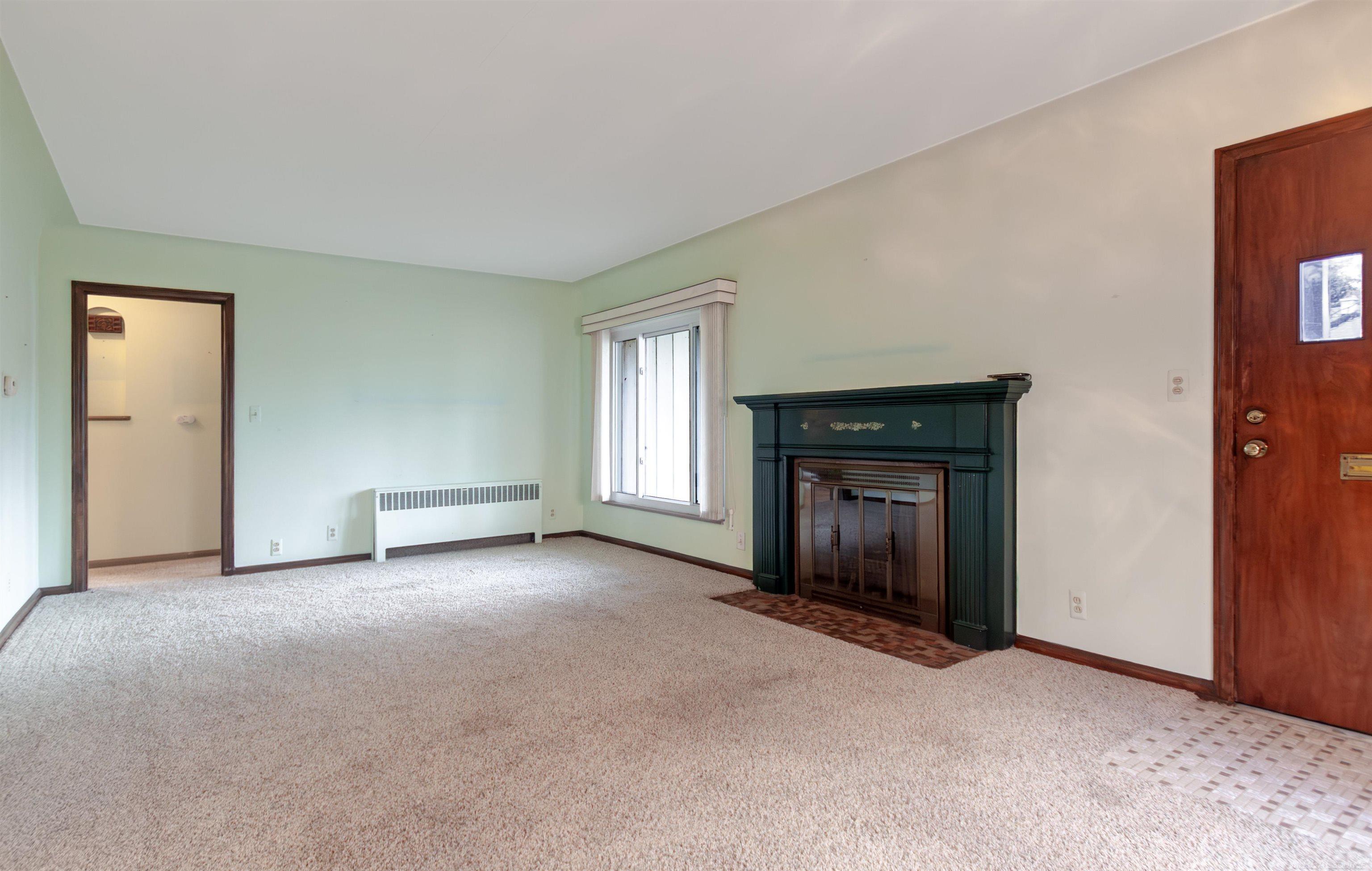 2039 Hampton Road Grosse Pointe, MI 48236 - Photo 4 of 31 50161077-e330ea6a-da38-48b4-8137-90c5ecf5cff1.JPG