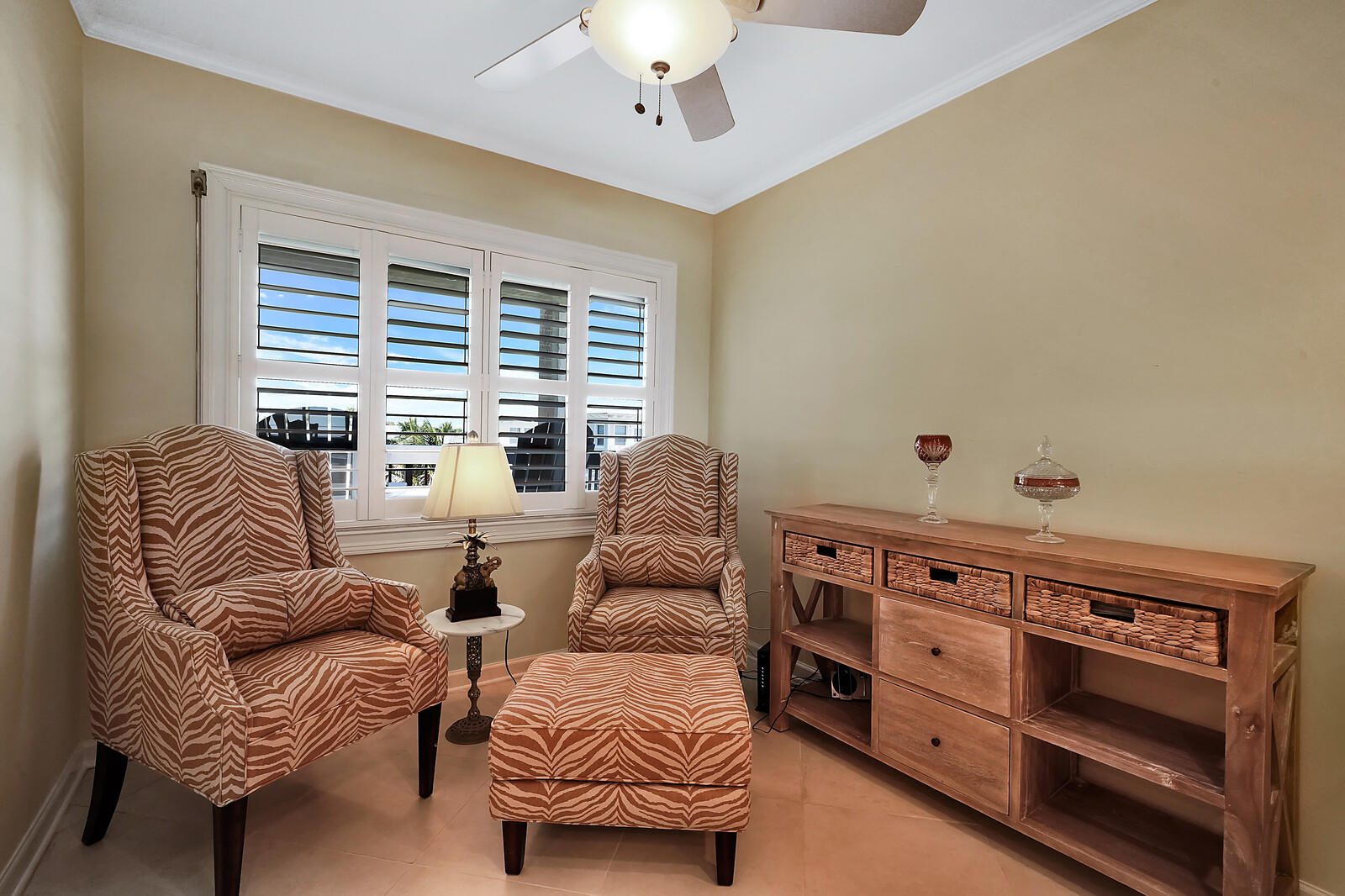 1055 Ocean Drive, Unit 401 Juno Beach, FL 33408 - Photo 11 of 31 Sitting area in kitchen