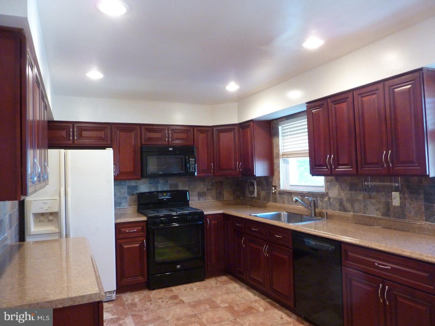 10911 Lockart Road Philadelphia, PA 19116 - Photo 2 of 5 Gallery Image 2