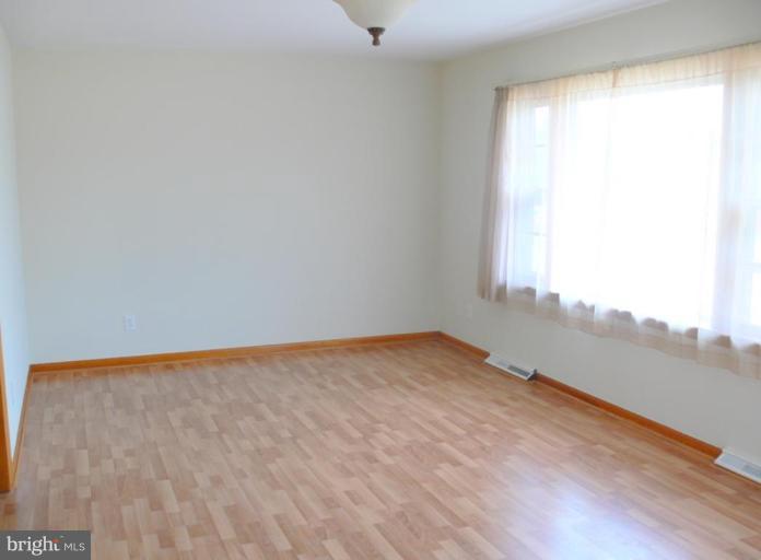 13628 Royal Road Hagerstown, MD 21742 - Photo 6 of 13 Living Room