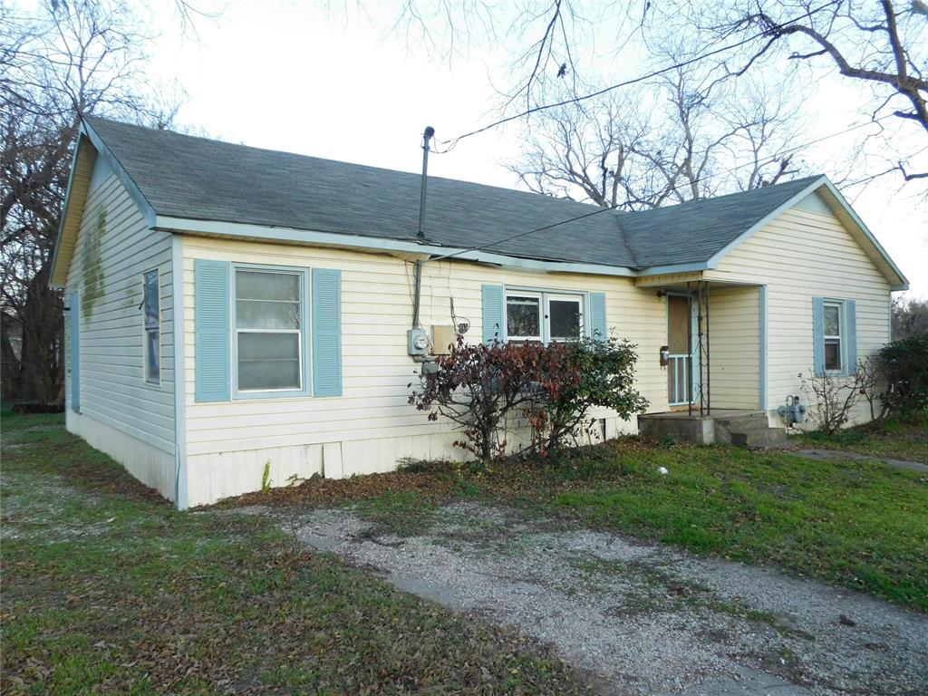 104 North Pecan Avenue Hubbard, TX 76648 - Photo 1 of 21 a view of a house with backyard