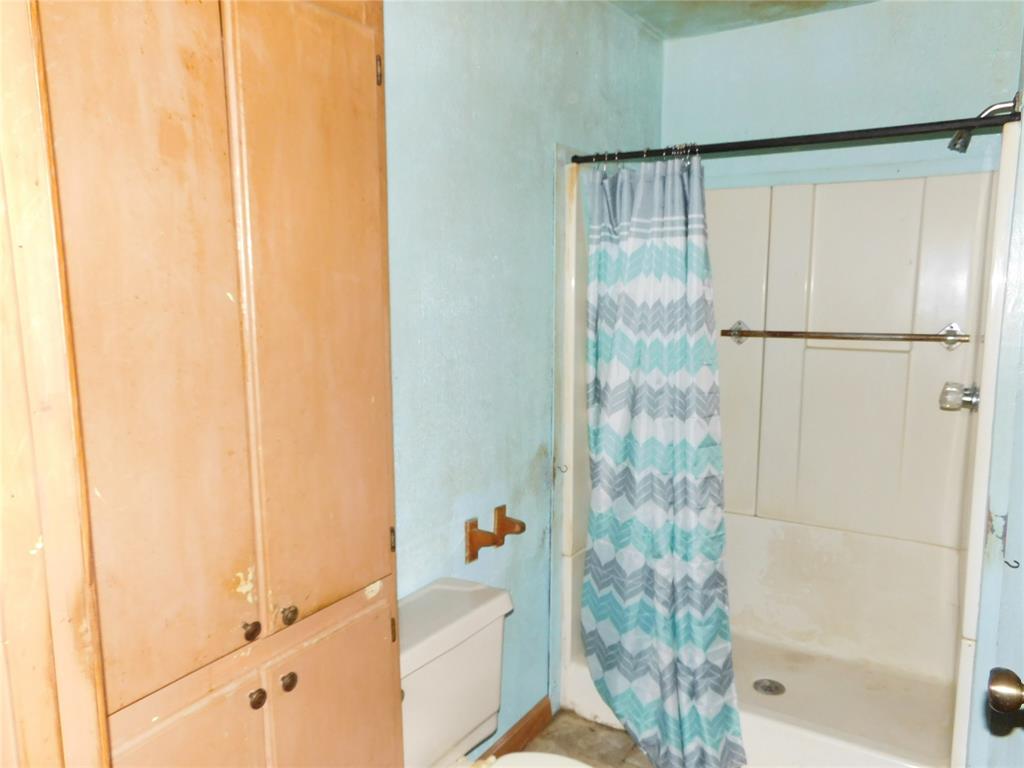 104 North Pecan Avenue Hubbard, TX 76648 - Photo 13 of 21 a bathroom with a shower