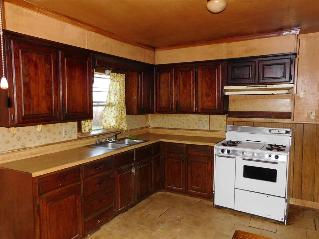 104 North Pecan Avenue Hubbard, TX 76648 - Photo 5 of 21 a kitchen with a stove sink and microwave