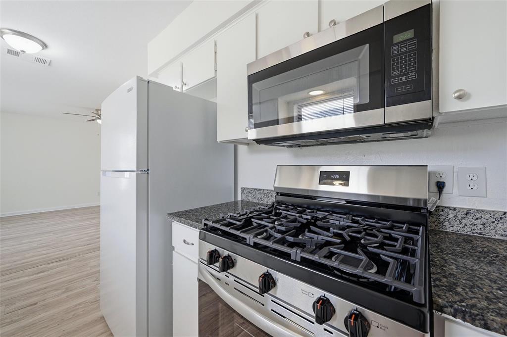 629 Chambers Street Denton, TX 76205 - Photo 7 of 17 Gas stove