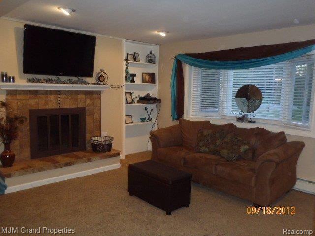 22900 Sumpter Road Belleville, MI 48111 - Photo 6 of 17 22900 Sumpter Living Room.jpg