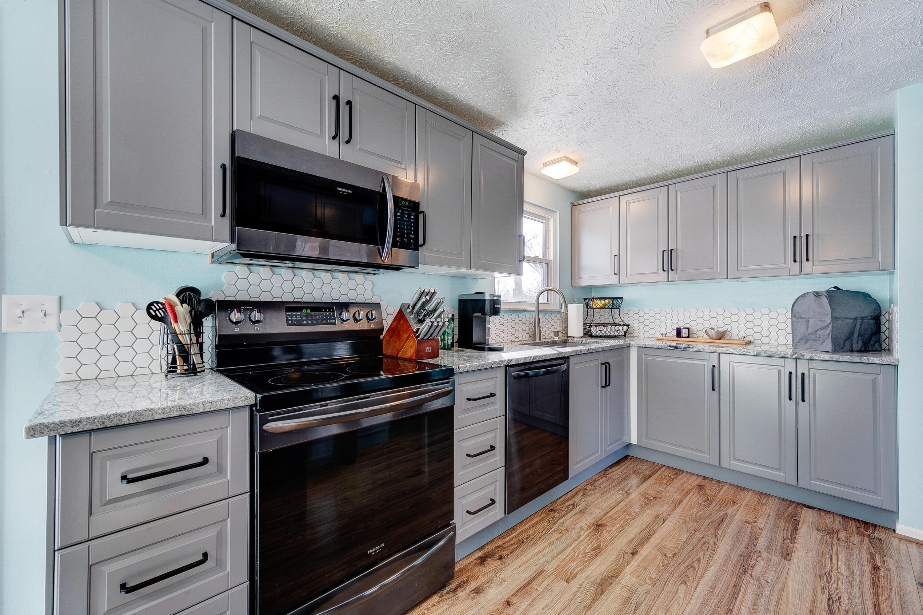 8754 Ripton Drive Powell, OH 43065 - Photo 14 of 53 wonderful features in spacious kitchen!