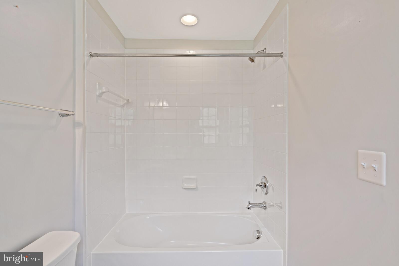 200 Brenton Road Fredericksburg, VA 22405 - Photo 30 of 33 Hall bathroom Tub-Shower