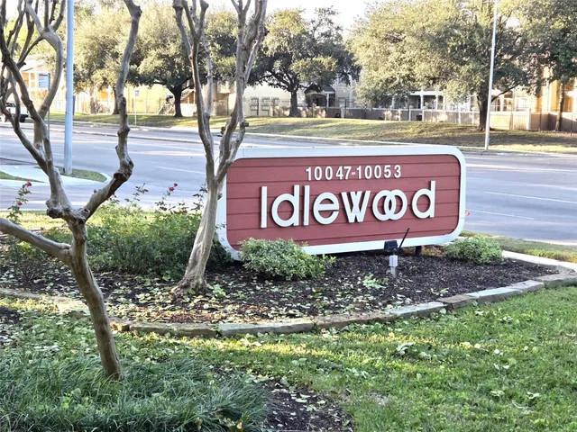 a sign that is sitting on a brick wall